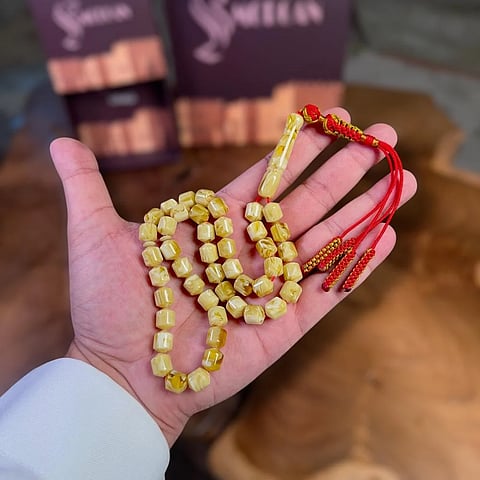 من نواة العجوة وحجارة جبل.. بهية الحازمي حرفية من المدينة المنورة تصنع سبح يدوية من أرض المدينة