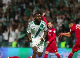 الأهلي يفوز على ضمك ويعتلي صدارة دوري روشن مؤقتًا