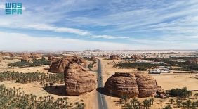 طرقات العُلا.. تناغم بصري يمتد بين الجبال وواحات النخيل