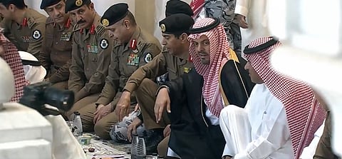 نائب أمير مكة يشارك رجال الأمن الإفطار في المسجد الحرام