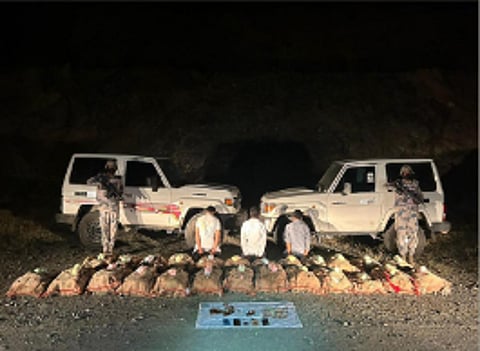 القبض على 3 مواطنين لتهريبهم 500 كيلوجرام من القات في جازان