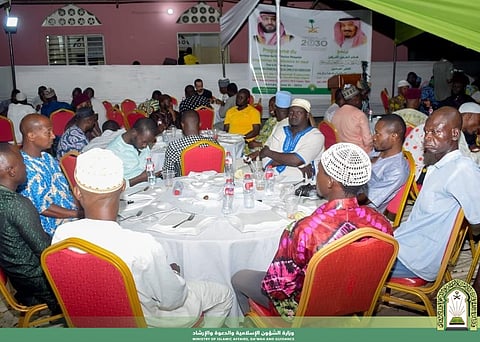 «الشؤون الإسلامية» تباشر تنفيذ برنامج خادم الحرمين الشريفين لتفطير الصائمين في جزر القمر