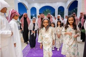 بالفيديو.. الأمير فيصل بن مشعل يصنع الفرح في قلوب الأيتام