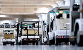 خدمات داخل المسجد الحرام على مدار الساعة لذوي الإعاقة.. عربات يدوية وكهربائية متوفرة مجانا