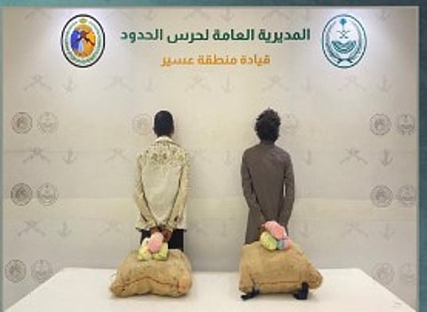 حرس الحدود بعسير يقبض على يمنيين لتهريبهما 40 كيلوجراما من القات المخدر