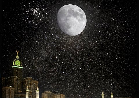 غدًا.. أول تعامد للقمر على الكعبة في 2026