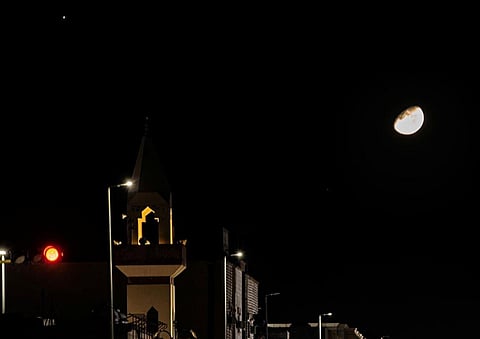 رصد اقتران هلال رمضان مع نجم «المبسوطة» وكوكب المشتري من سماء الحدود الشمالية