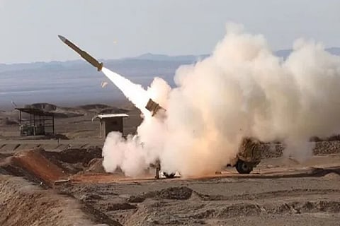 وفاة شخص من الجنسية الآسيوية بعد سقوط شظايا صاروخ في أبوظبي