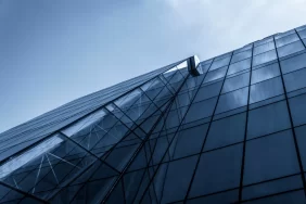 اكتشف قوة الزجاج المعماري في السعودية: مزايا واستخدامات متعددة