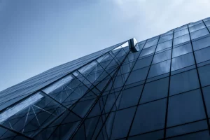 اكتشف قوة الزجاج المعماري في السعودية: مزايا واستخدامات متعددة