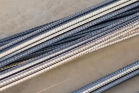 حديد التسليح في السعودية: ركيزة الأمن والمتانة للمنشآت