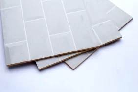 لماذا بلاط البورسلين والسيراميك؟ فهم معمق لخصائصهما الفريدة