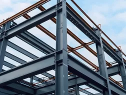 تقنيات البناء بالحديد البارد والأداء الإنشائي في مناخ المملكة