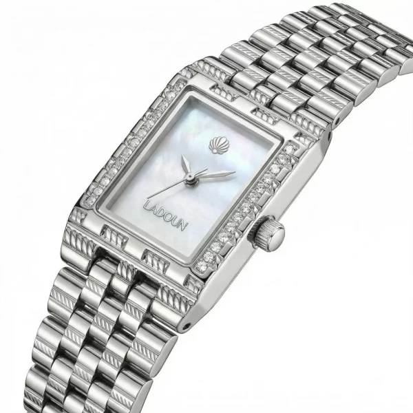 ساعات وشنط من متجر لادون السعودي: أناقة تجمع بين الفخامة والعملية