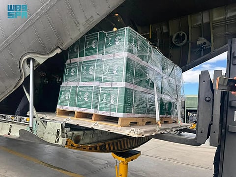 الطائرة الإغاثية السعودية الـ 82 تصل مطار العريش فى طريقها إلى غزة