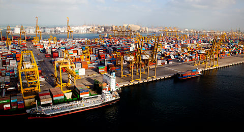 دبي تعلن حدوث حريق في رصيف بميناء جبل علي وواجهة فندق برج العرب جراء شظايا جوية