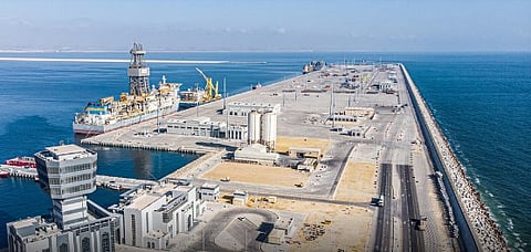 سلطنة عمان.. تعرض ناقلة نفط للاستهداف شمال ميناء خصب