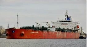 مقتل بحّار وإخلاء الطاقم بعد استهداف ناقلة نفط قبالة مسقط بزورق مسيّر