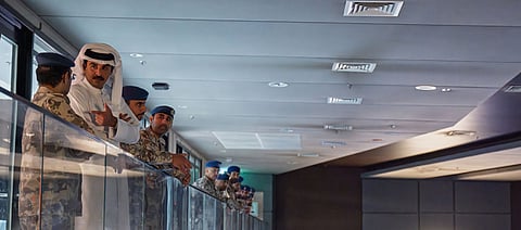 أمير قطر يزور مركز العمليات الجوية ويشيد بكفاءة منتسبي القوات المسلحة القطرية