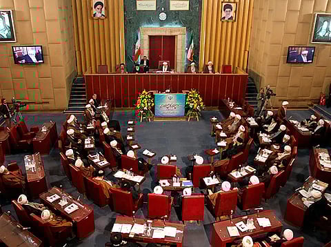 مجمع تشخيص مصلحة النظام في إيران يفوض مجلس القيادة المؤقت بصلاحيات عزل وتعيين القادة العسكريين وإعلان الحرب