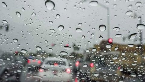 عاجل: أمطار الباحة الغزيرة تتسبب في جريان السيول وصواعق رعدية