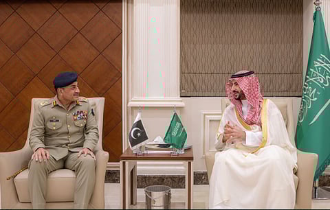 وزير الدفاع وقائد الجيش الباكستاني يبحثان سبل وقف الاعتداءات الإيرانية