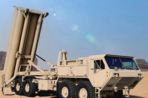 الدفاعات الجوية الإماراتية تتعامل مع 12 صاروخا باليستيا و17 طائرة مسيرة