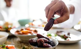 «الصحة»: وجبات صحية وماء كافٍ يحافظان على طاقة الصائم في العشر الأواخر