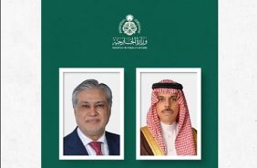 وزير الخارجية يبحث تطورات الأحداث في المنطقة مع نظيره الباكستاني