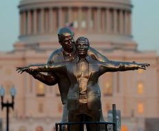 كشف النقاب عن تمثال ترامب وإبستين: عمل فني يثير التساؤلات