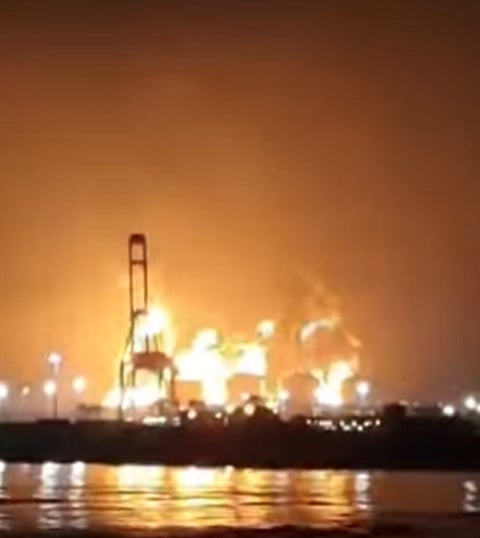 وكالة أنباء عمان: احتواء حريق خزانات الوقود بميناء صلالة يتطلب وقتًا