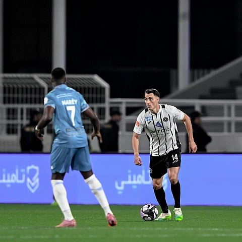 حسم اللقاء بثنائية: فوز الشباب يضيء سماء الرياض أمام الأخدود