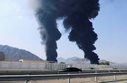 حريق في منطقة الفجيرة للصناعات البترولية ناجم عن استهداف بطائرة مسيرة