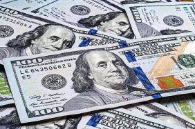 الدولار يهبط مع ترقب اجتماعات بنوك مركزية