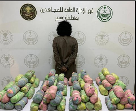 القبض على مواطن لترويجه القات المخدر في عسير