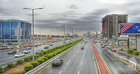 الدفاع المدني يحذر: أمطار غزيرة وسيول متوقعة، كن مستعداً