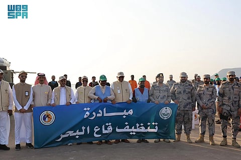 حرس الحدود ينفّذ مبادرة لتنظيف قاع البحر في منطقة عسير
