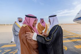 «الخريجي» يستقبل وزير خارجية الكويت لدى وصوله الرياض