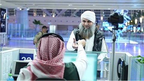 «الجوازات» تُنهي إجراءات مغادرة المعتمرين عبر مطار الملك عبدالعزيز الدولي جدة