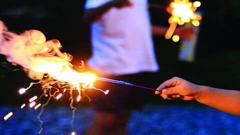 الصحة تحذر من مخاطر الألعاب النارية في العيد: حرارتها تكفي لإذابة الذهب