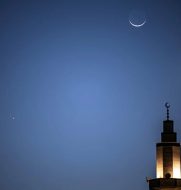 اقتران هلال العيد بكوكب الزهرة يزيّن سماء الحدود الشمالية
