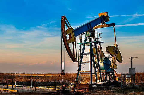 انخفاض أسعار النفط بأكثر من 10% عند التسوية