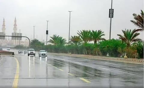 محلل طقس يتوقع استمرار الحالة الجوية الممطرة إلى السبت