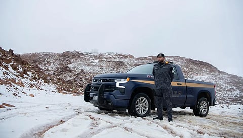 القوات الخاصة للأمن والحماية تكثف جهودها الميدانية تزامنًا مع تساقط الثلوج في منطقة تبوك