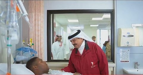 ملك البحرين يزور المصابين والجرحى جراء الهجمات الإيرانية العدائية