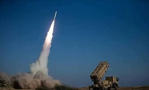 إصابة 5 أشخاص بسقوط شظايا صاروخ بمحيط مناطق خليفة الاقتصادية بالإمارات