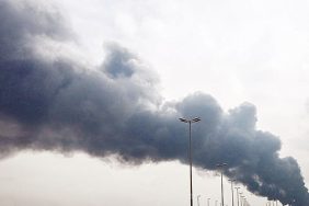 إخماد حريق اندلع في خزانات وقود بمطار الكويت إثر هجوم بطائرات مسيرة