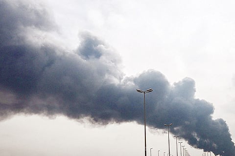 إخماد حريق اندلع في خزانات وقود بمطار الكويت إثر هجوم بطائرات مسيرة