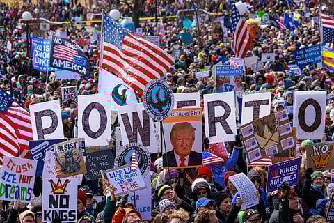 بالصور.. موجة احتجاجات واسعة تجتاح الولايات المتحدة رفضًا لحرب إيران وسياسات ترامب