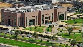 أمانة تبوك تضبط مستودعًا مخالفًا وتصادر 68 طنًا من المواد الغذائية